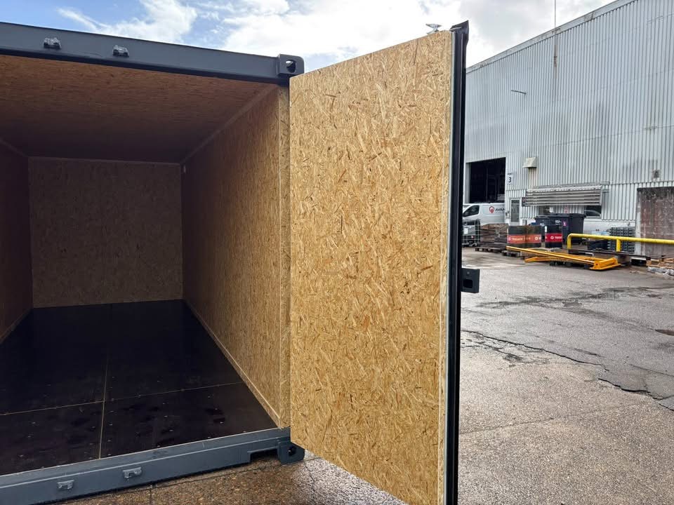 Rot Seecontainer 20ft - Innenansicht leer